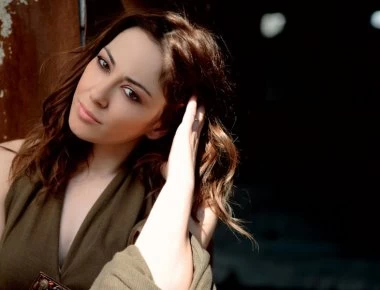 Ξεσήκωσε το κοινό της με το ντεκολτέ της (φωτο)